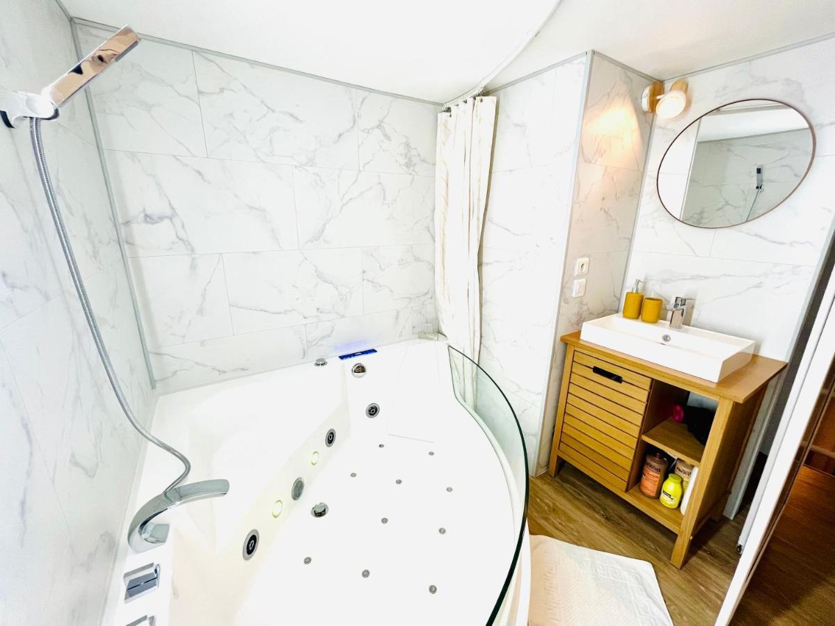 Duplex Loft: Cozy Retreat with Private Parking and Netflix Apartment Avignon Exterior photo